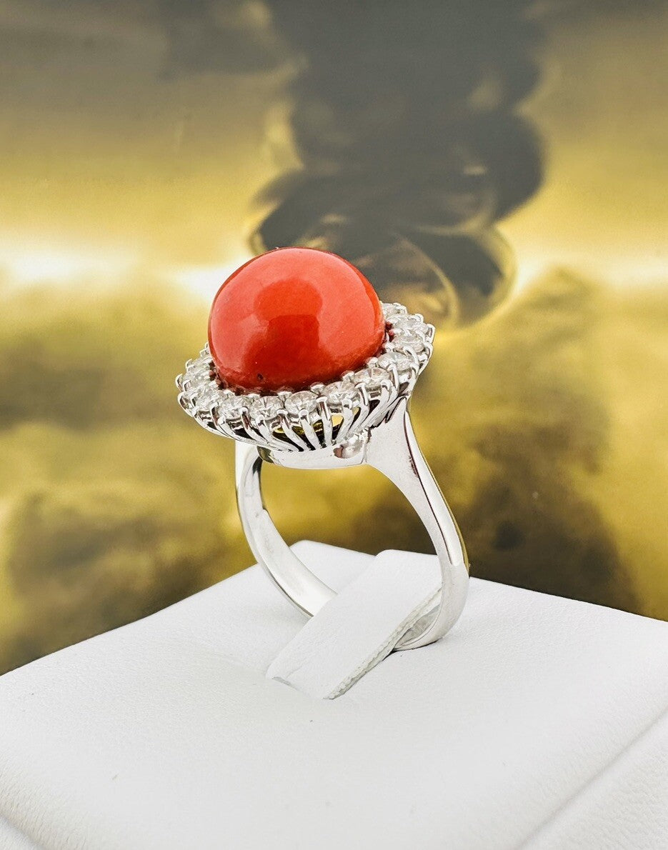 Anello artigianale in oro bianco 18 kt con sfera di corallo e brillanti – foto 2