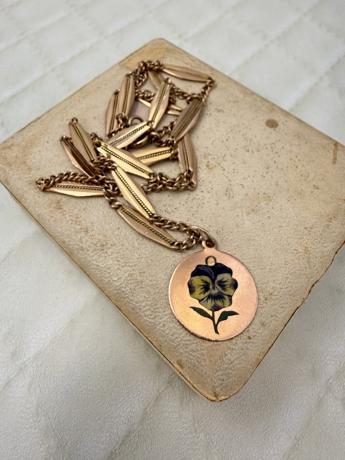 Collana antica in oro 12 kt con ciondolo floreale smaltato viola, inizi '900 – foto 2
