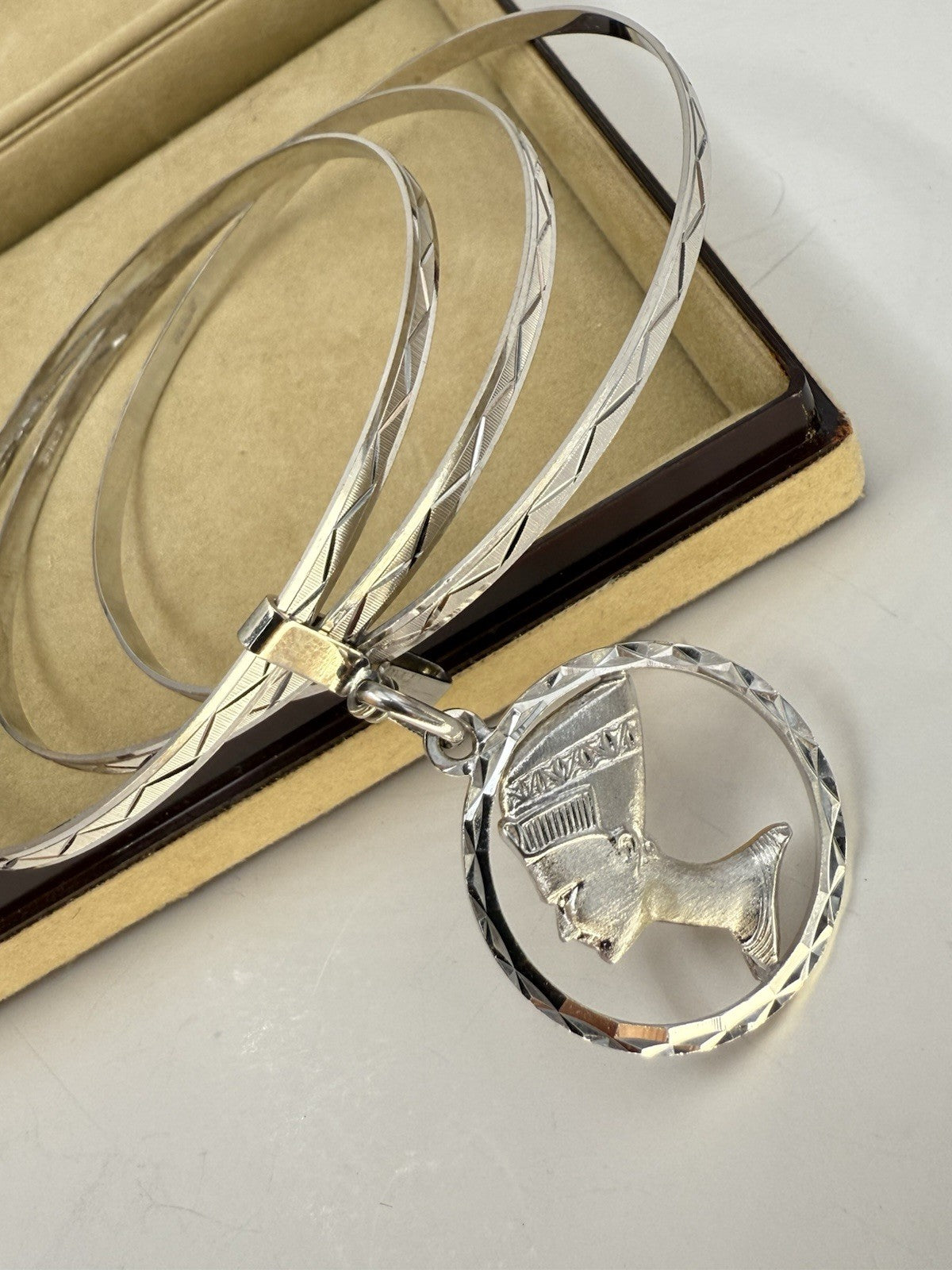 Bracciale a tre cerchi in oro bianco 18 kt con ciondolo Nefertiti, anni '60 – foto 19