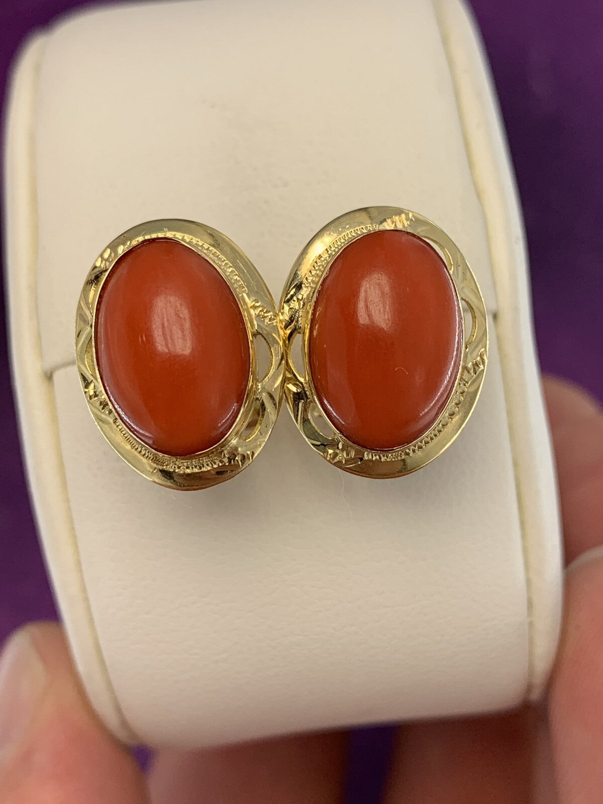 Orecchini artigianali in oro 18 kt con corallo mediterraneo ovale – foto 2