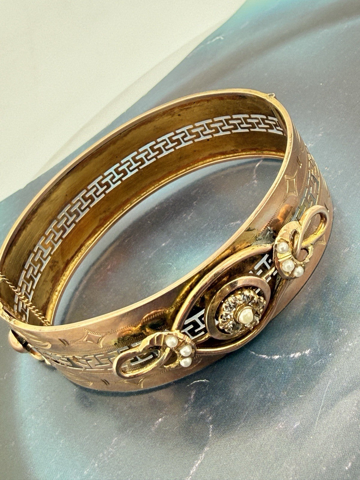 Bracciale a fascia antico in oro 6/7 kt con paste vitree e microperle – foto 9