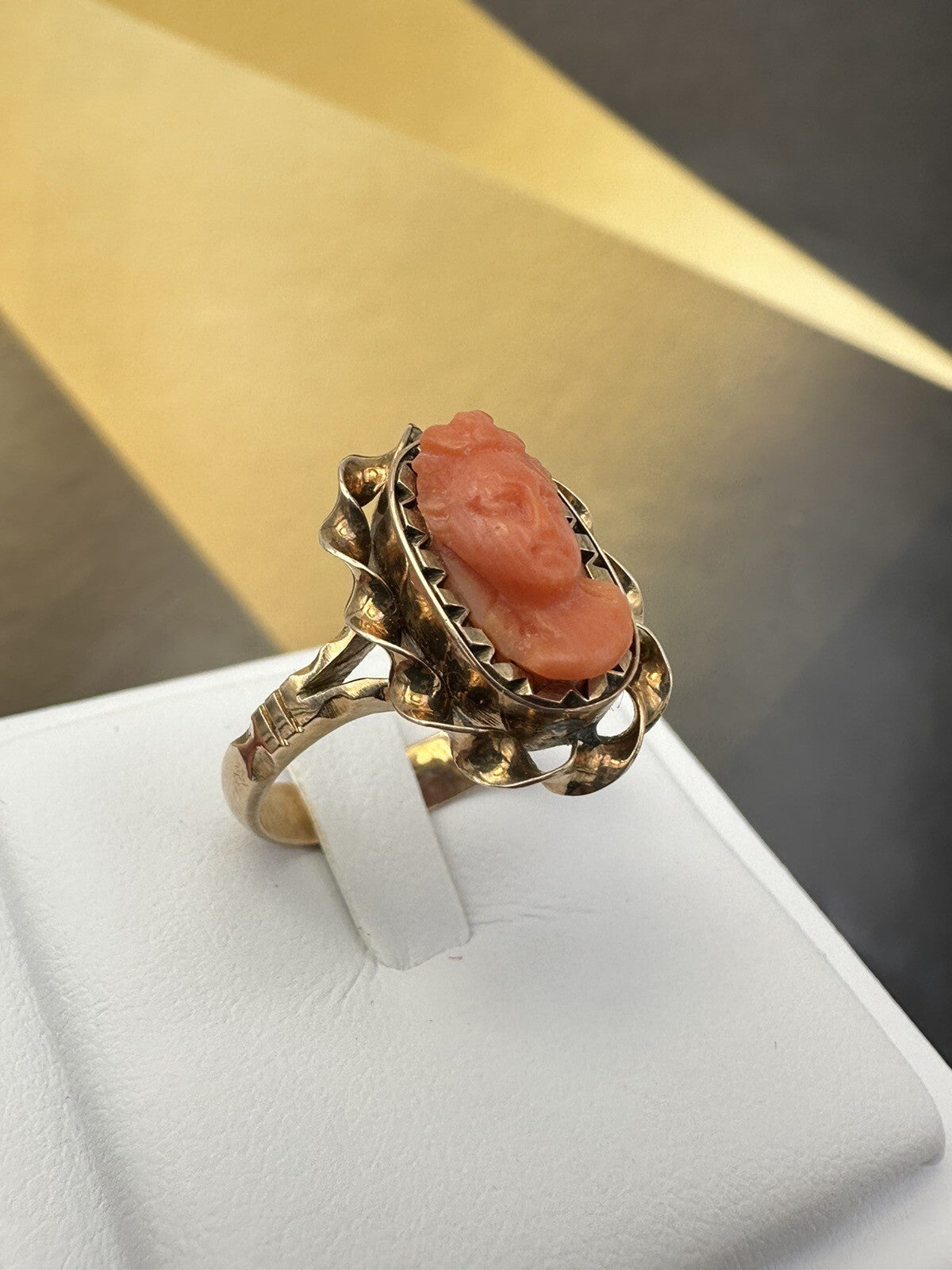Anello borbonico in oro 6/7 kt con cammeo di corallo su onice, fine '800 – foto 15