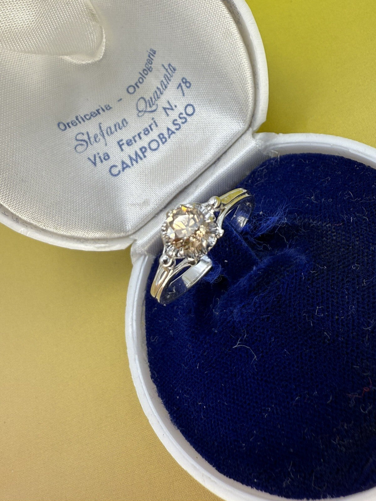 Anello da fidanzamento vintage in oro bianco 18 kt con diamante brown, anni '60 – foto 3