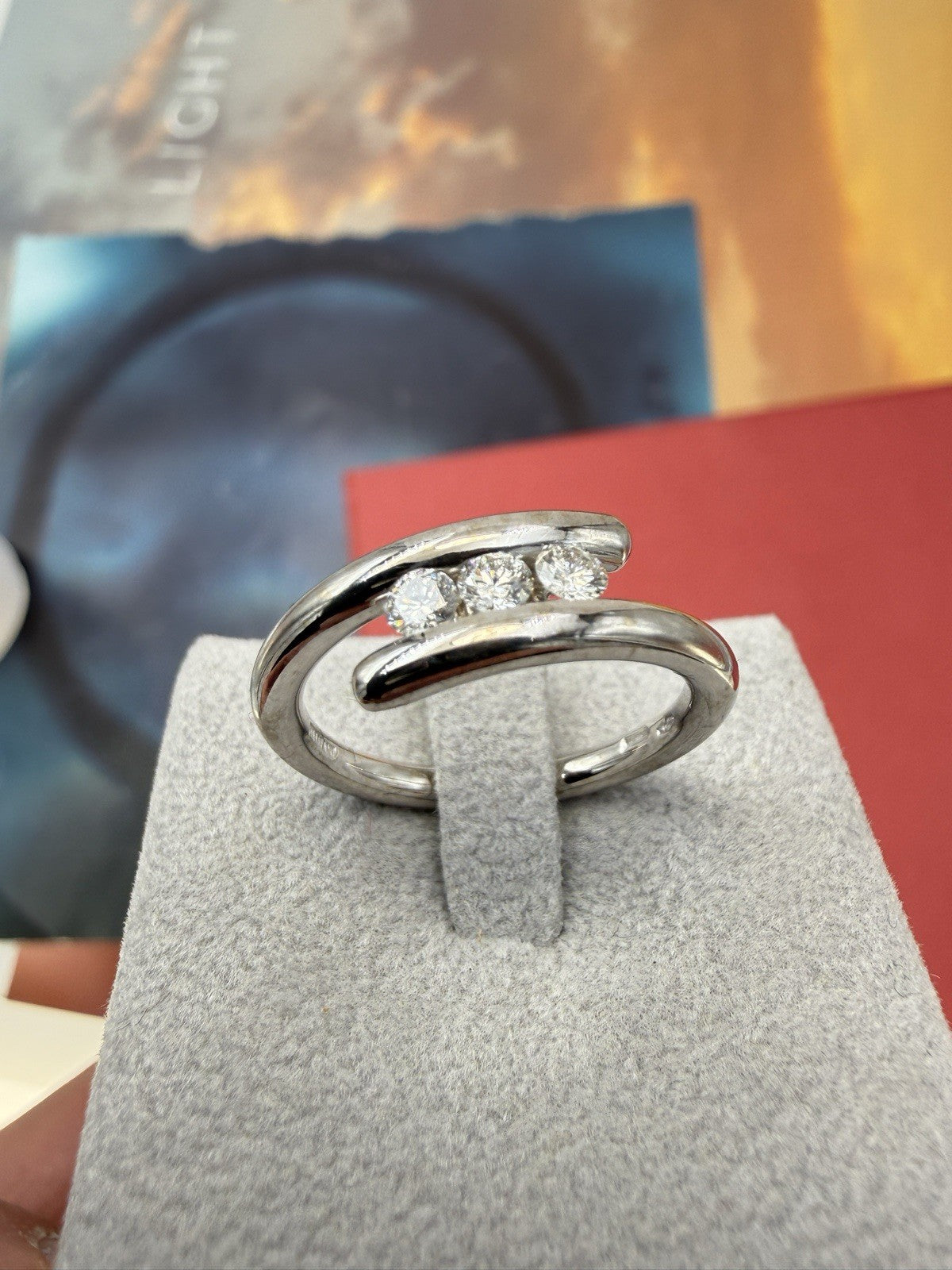 Anello trilogy Damiani in oro bianco 18 kt con diamanti da 0,30 ct – foto 4