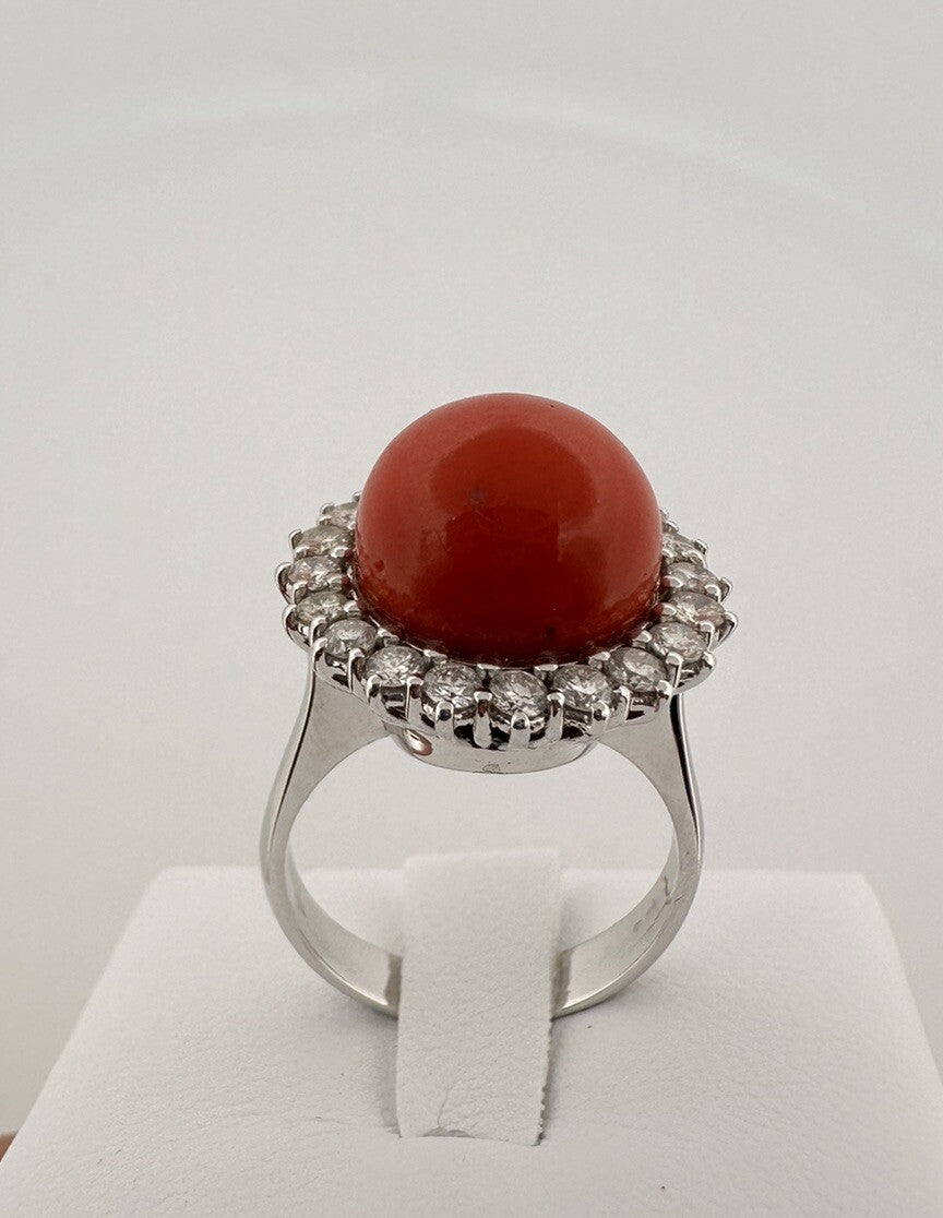 Anello artigianale in oro bianco 18 kt con sfera di corallo e brillanti – foto 18