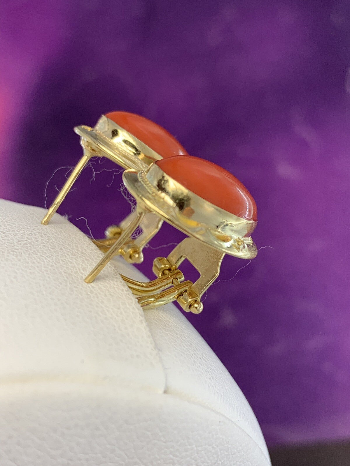 Orecchini artigianali in oro 18 kt con corallo mediterraneo ovale – foto 8
