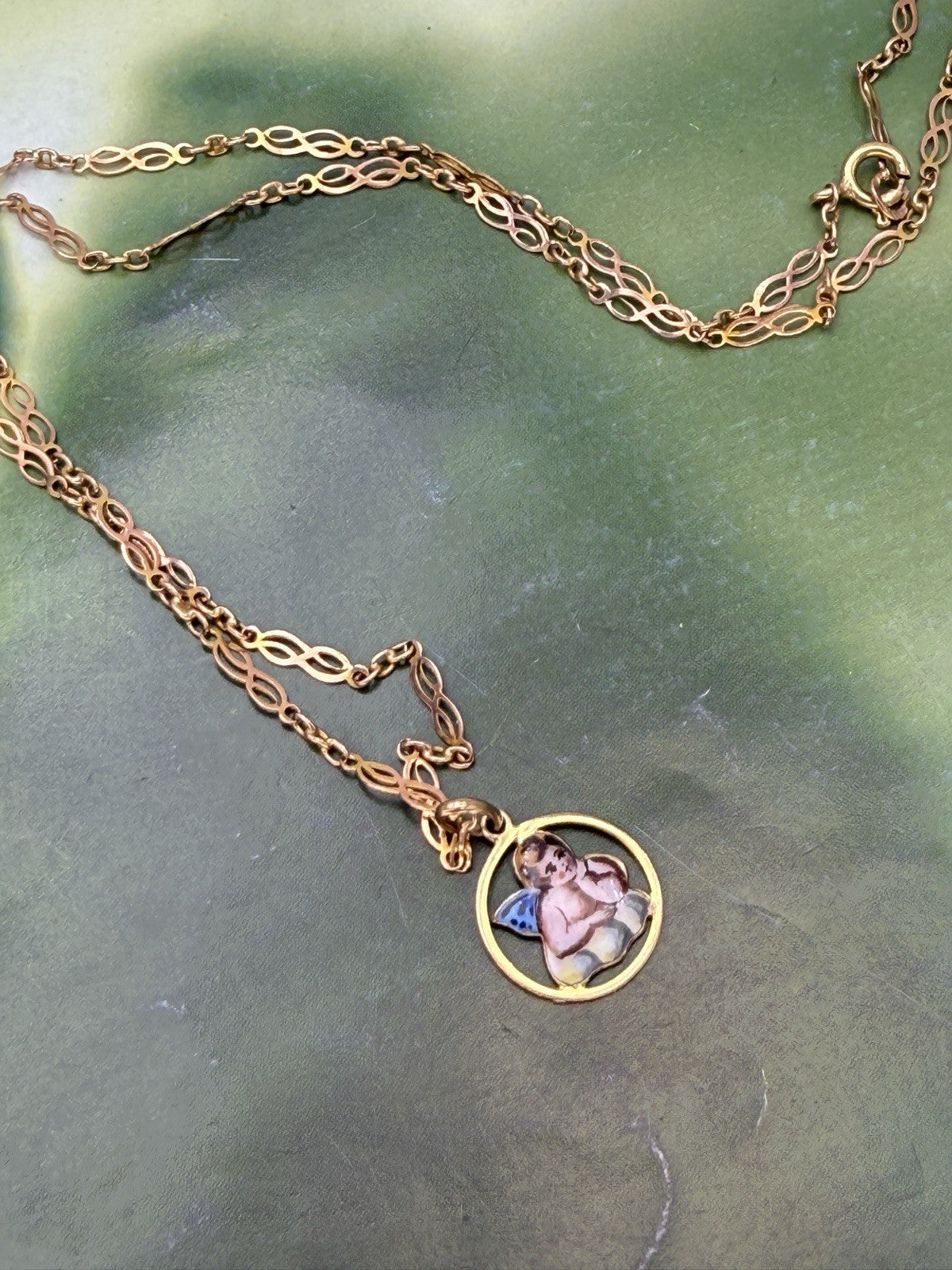 Collana antica in oro 9 kt con ciondolo smaltato a cherubino, inizi '900 – foto 2