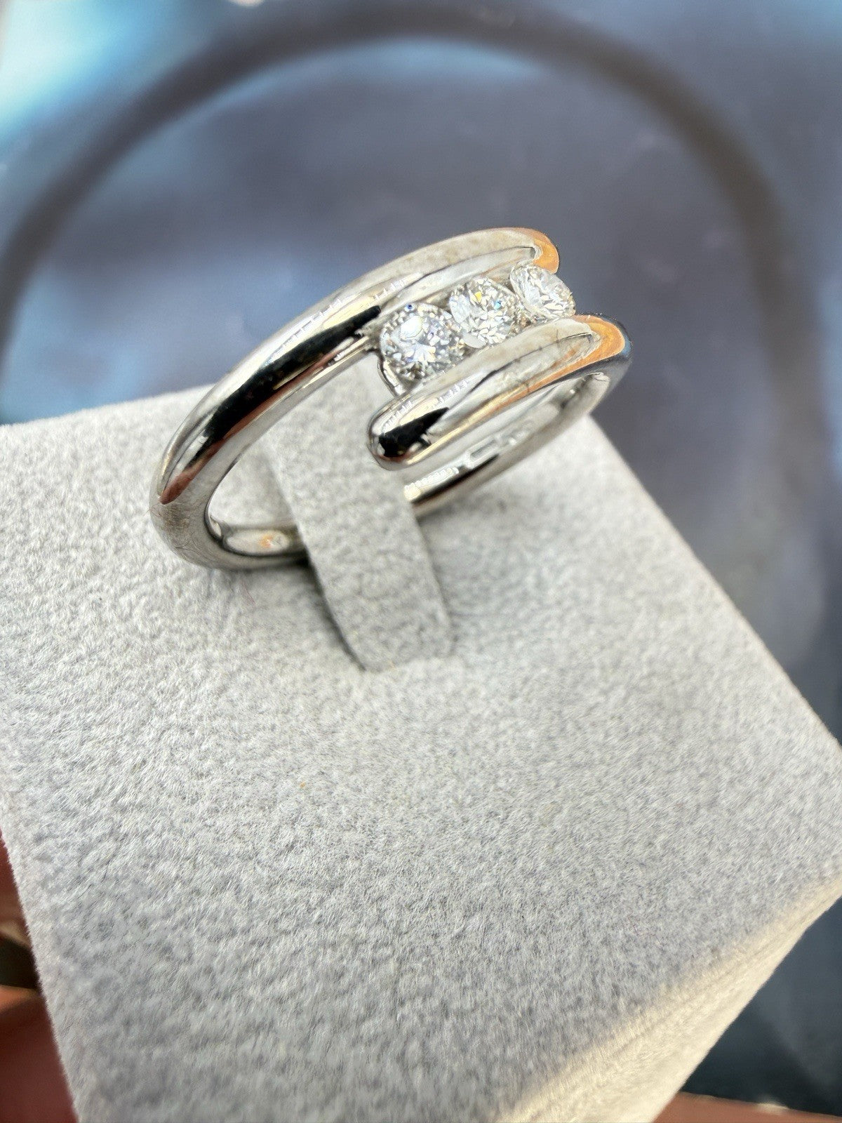 Anello trilogy Damiani in oro bianco 18 kt con diamanti da 0,30 ct – foto 8