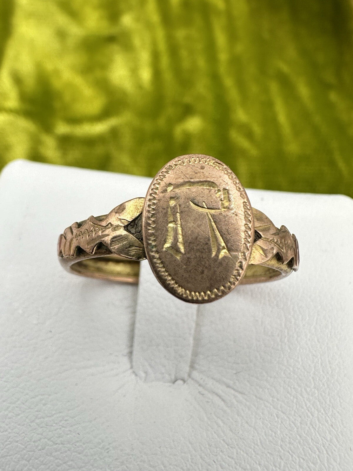 Anello antico con iniziale R incisa in oro 8 kt, inizi '900 – foto 2