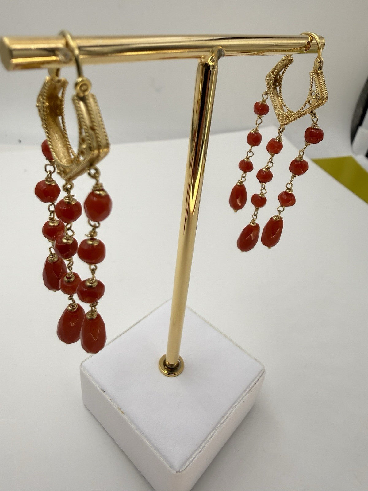 Orecchini pendenti in oro 18 kt con gocce di corallo sfaccettato – foto 13