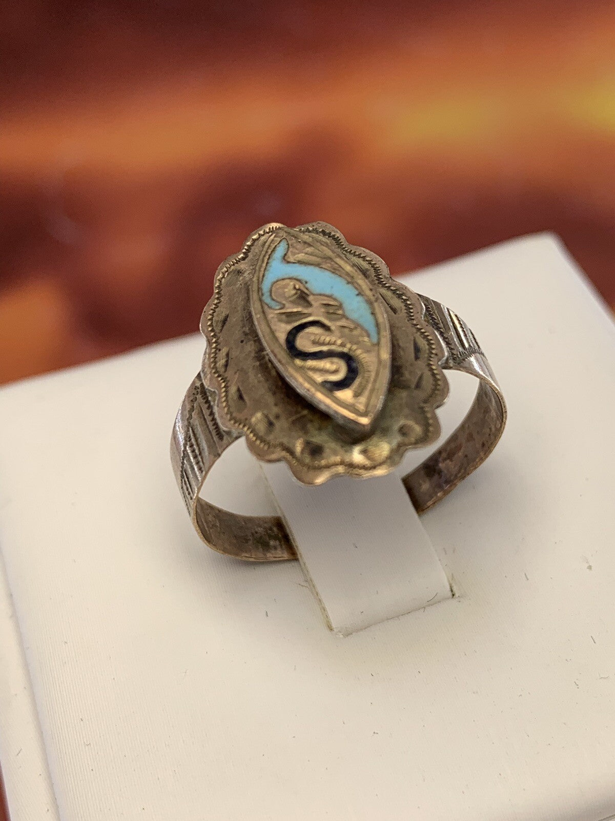 Anello borbonico largo con smalti e lettera S in oro 6/7 kt, fine '800 – foto 6
