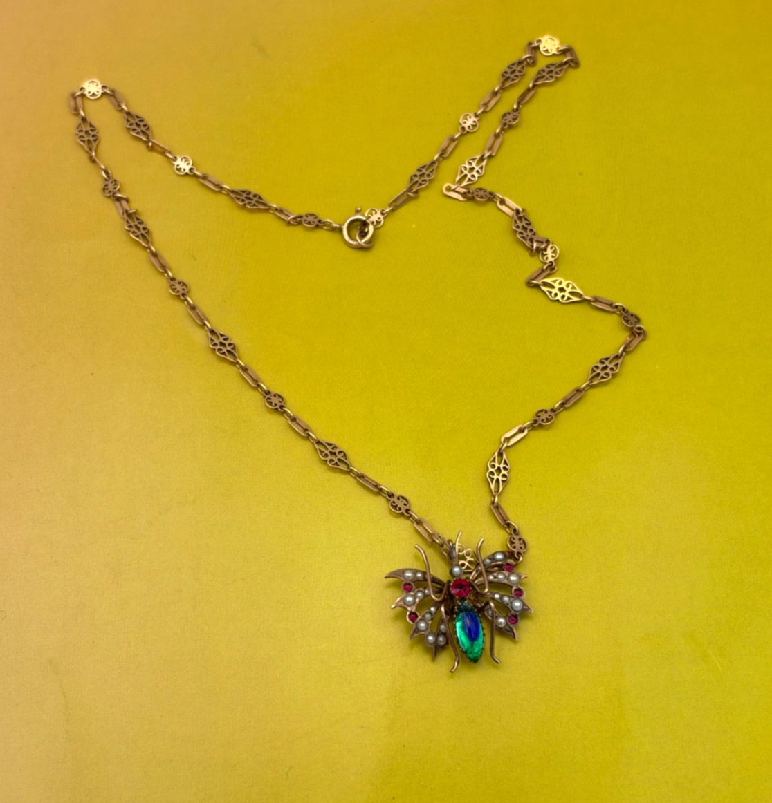 Collana antica in oro 6/7 kt con pendente a farfalla, perle e pietre rosse – foto 10