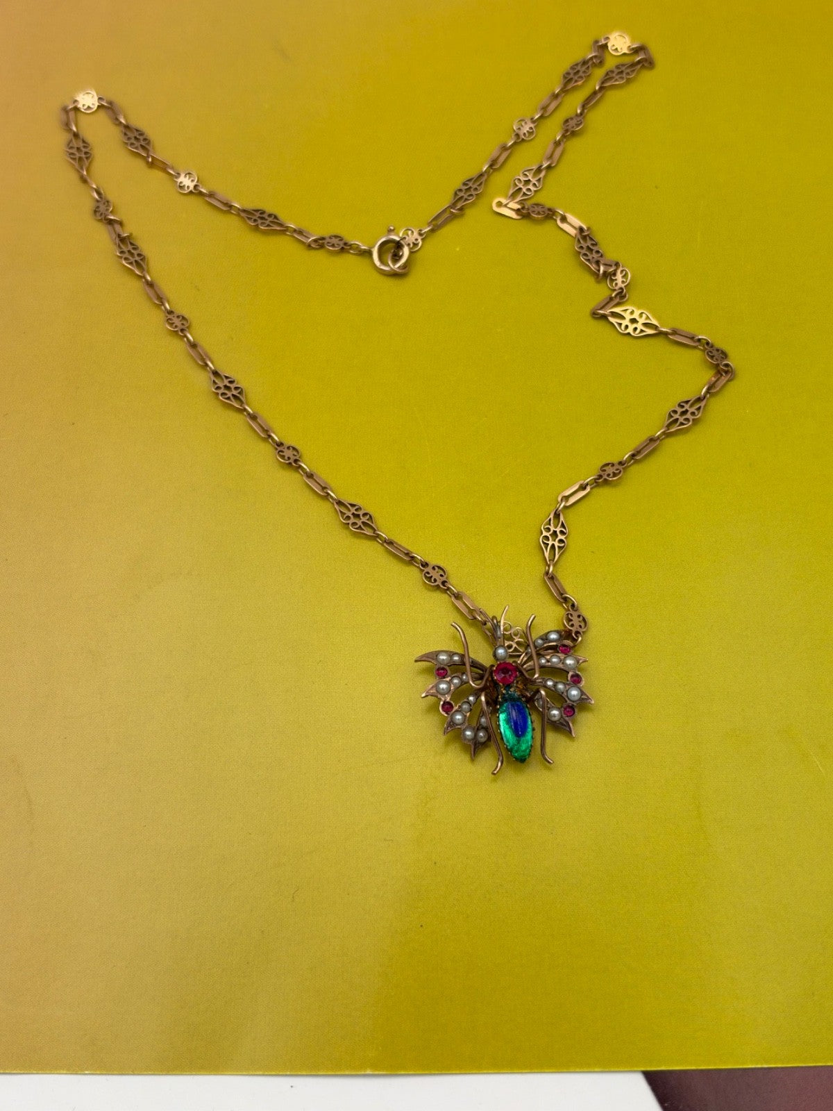 Collana antica in oro 6/7 kt con pendente a farfalla, perle e pietre rosse – foto 11