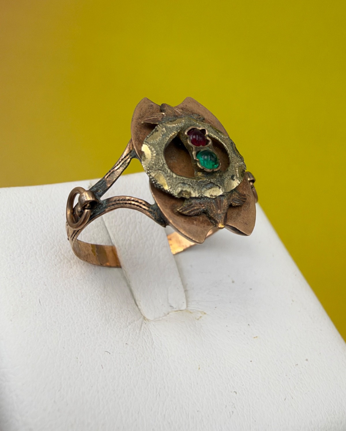 Anello borbonico in oro 6/7 kt con paste vitree verde e rossa, fine '800 – foto 9