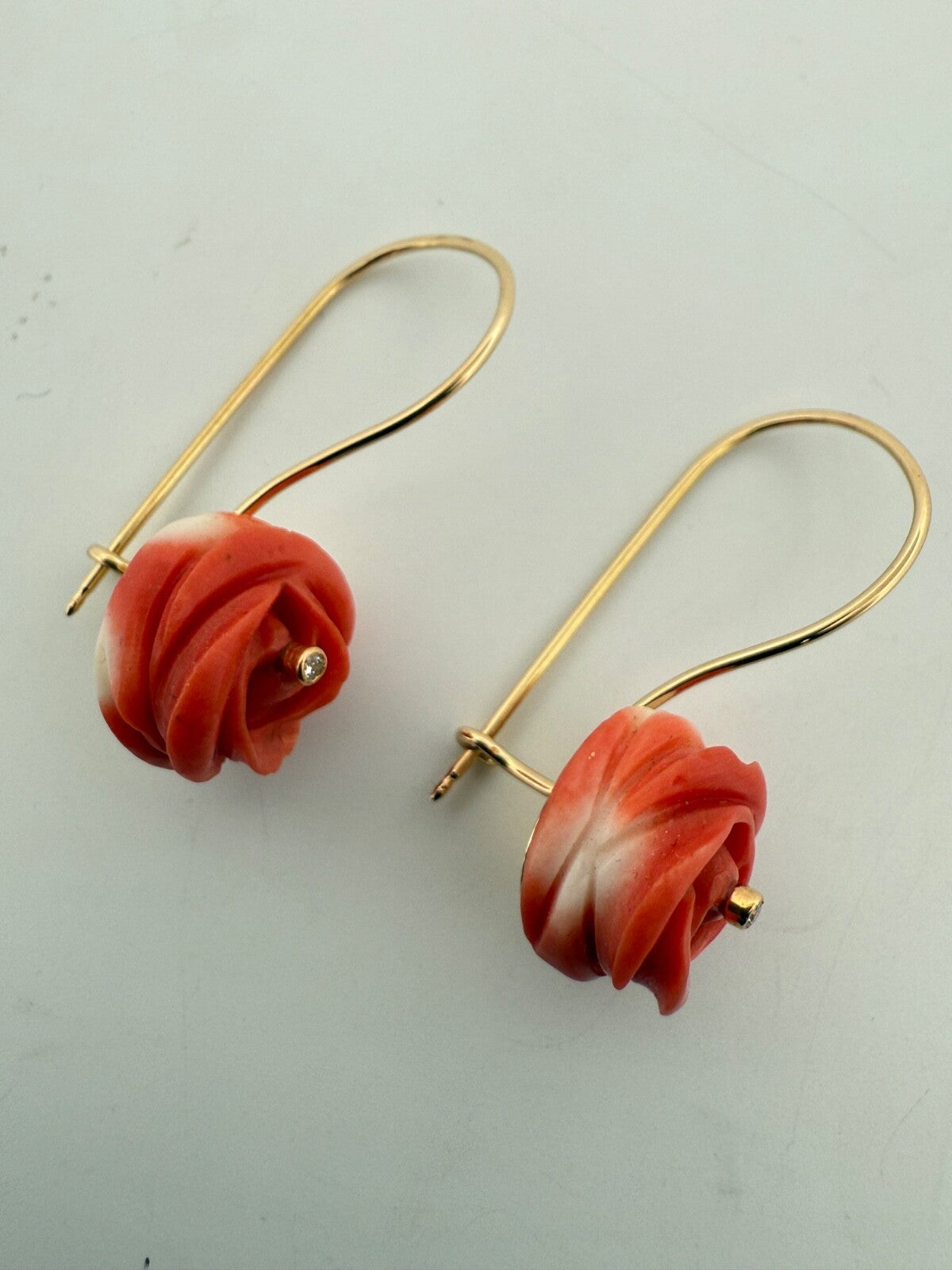 Orecchini a rosa in corallo cerasuolo con brillanti, oro 18 kt – foto 3