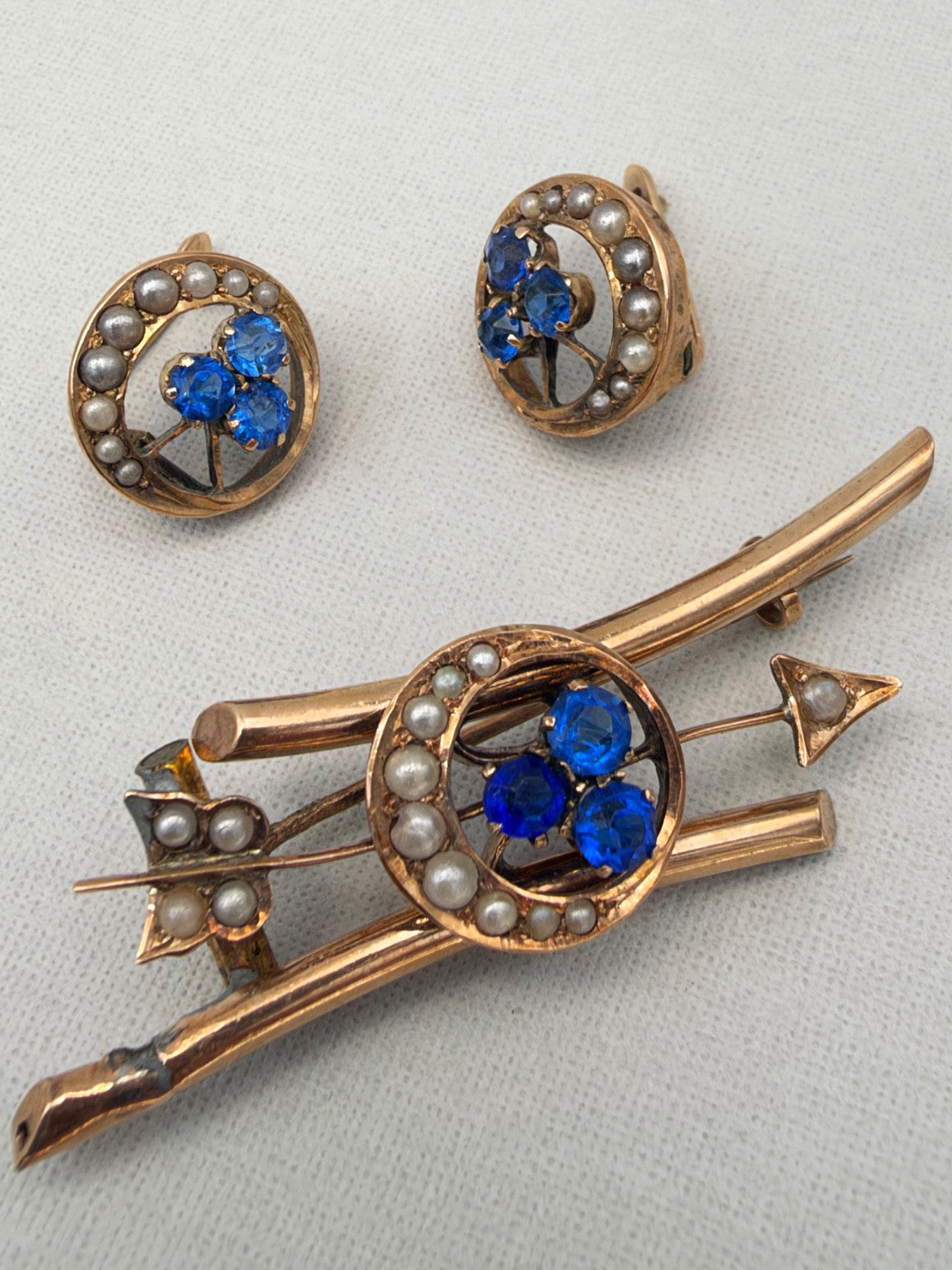 Parure antica spilla e orecchini in oro 6/7 kt con paste vitree blu, fine '800 – foto 7