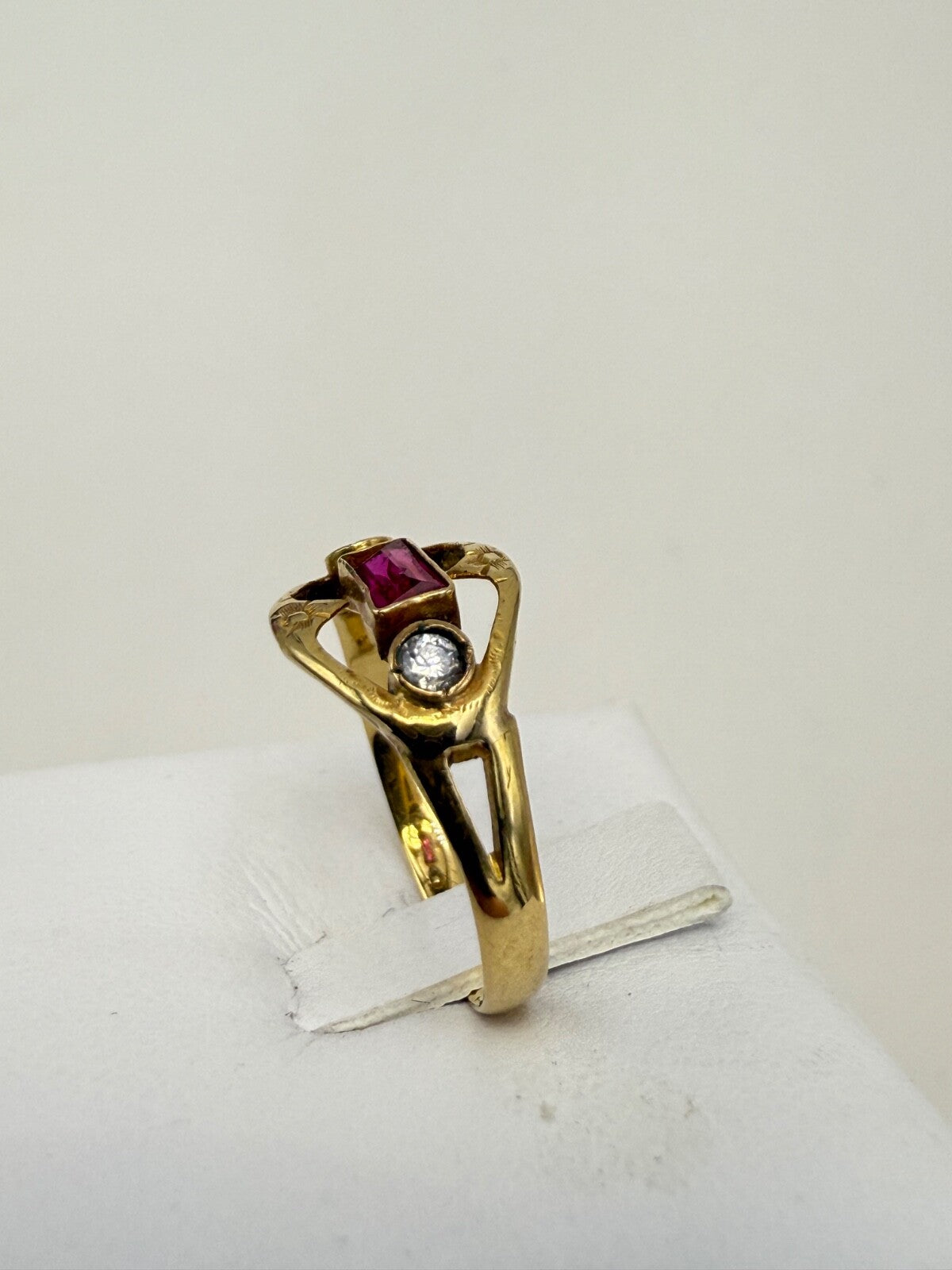 Anello antico in oro 18 kt con paste vitree rossa e bianche, anni '20–'30 – foto 4