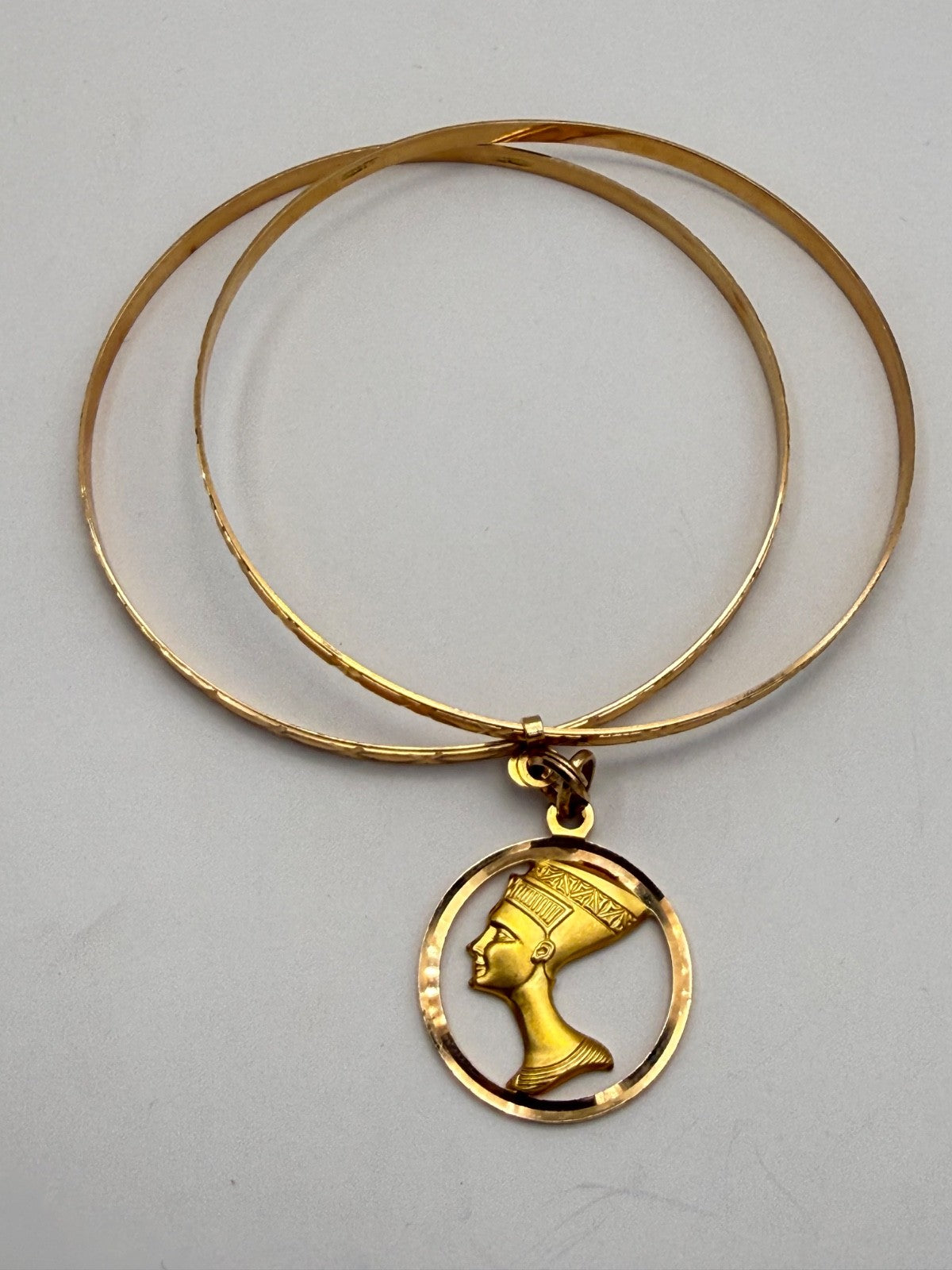 Bracciale a due cerchi in oro giallo 18 kt con ciondolo Nefertiti, anni '60 – foto 11