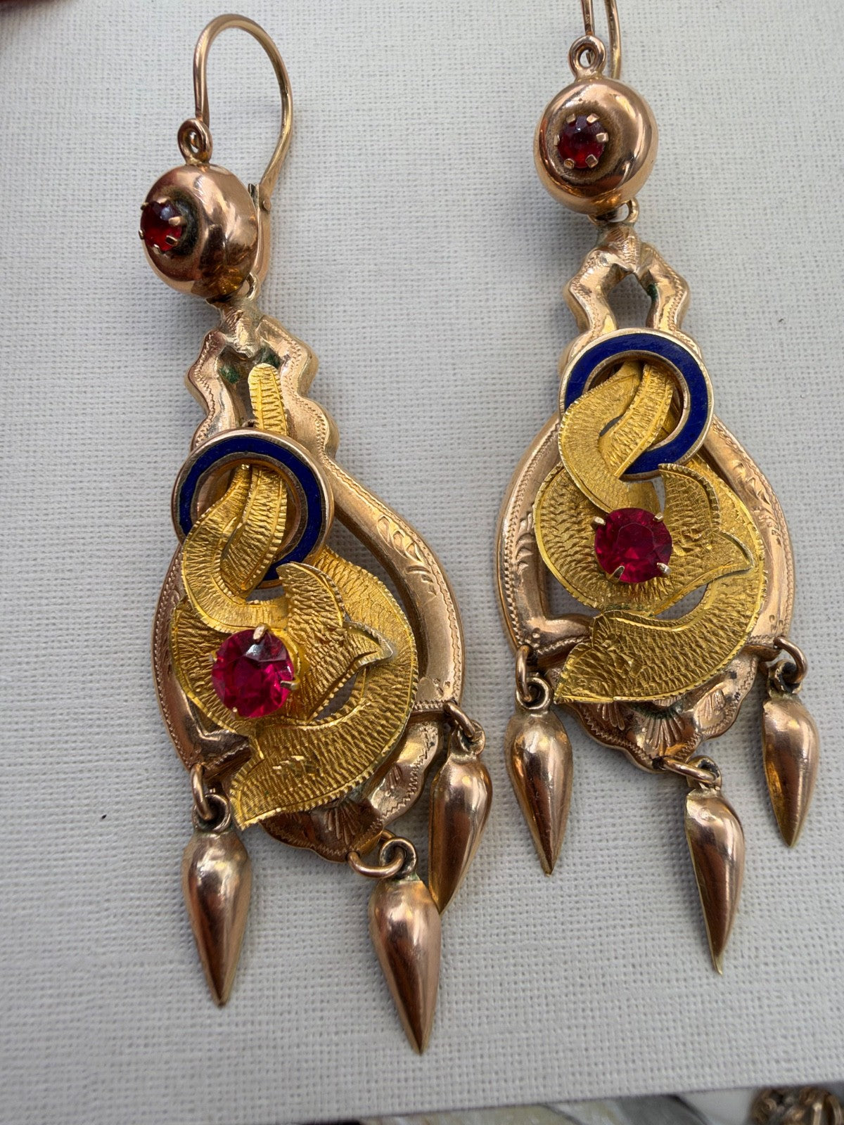 Orecchini borbonici lunghi in oro 6/7 kt con paste vitree rosse e punzoni – foto 3