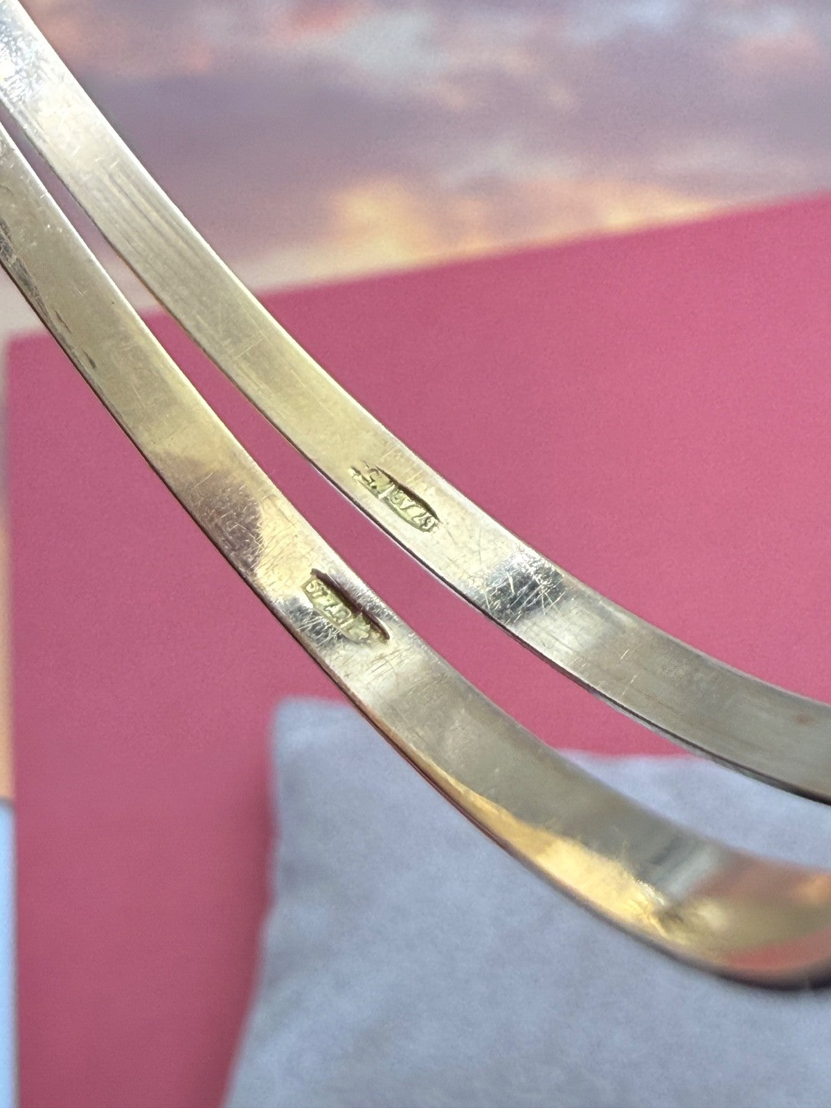 Bracciale a due cerchi in oro giallo 18 kt con ciondolo Nefertiti, anni '60 – foto 9
