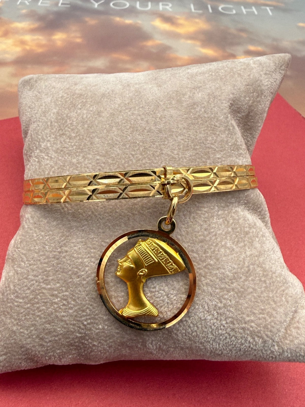 Bracciale a due cerchi in oro giallo 18 kt con ciondolo Nefertiti, anni '60 – foto 2