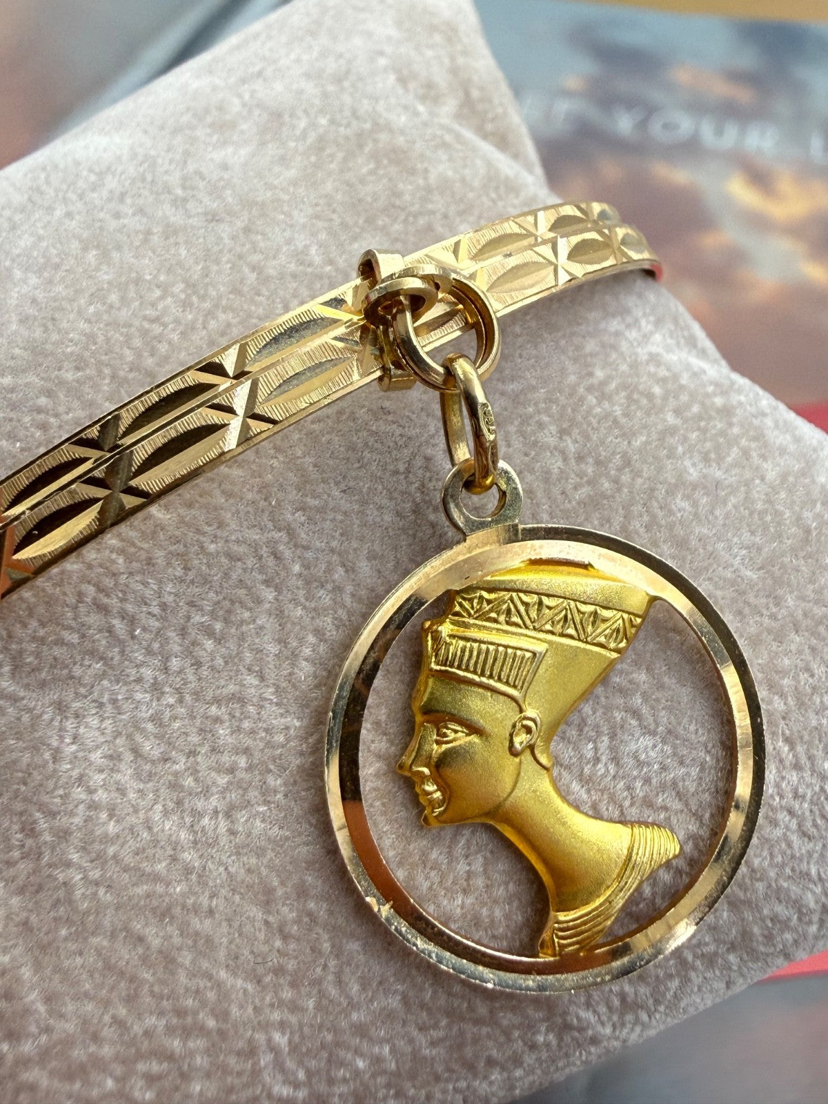 Bracciale a due cerchi in oro giallo 18 kt con ciondolo Nefertiti, anni '60 – foto 4