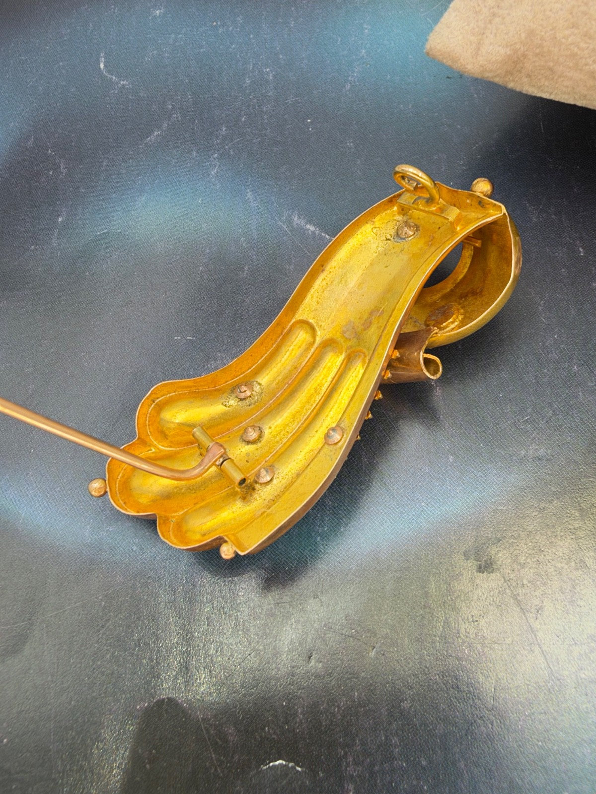 Spilla borbonica in oro 6/7 kt con volute, foglie e microperle, fine '800 – foto 8