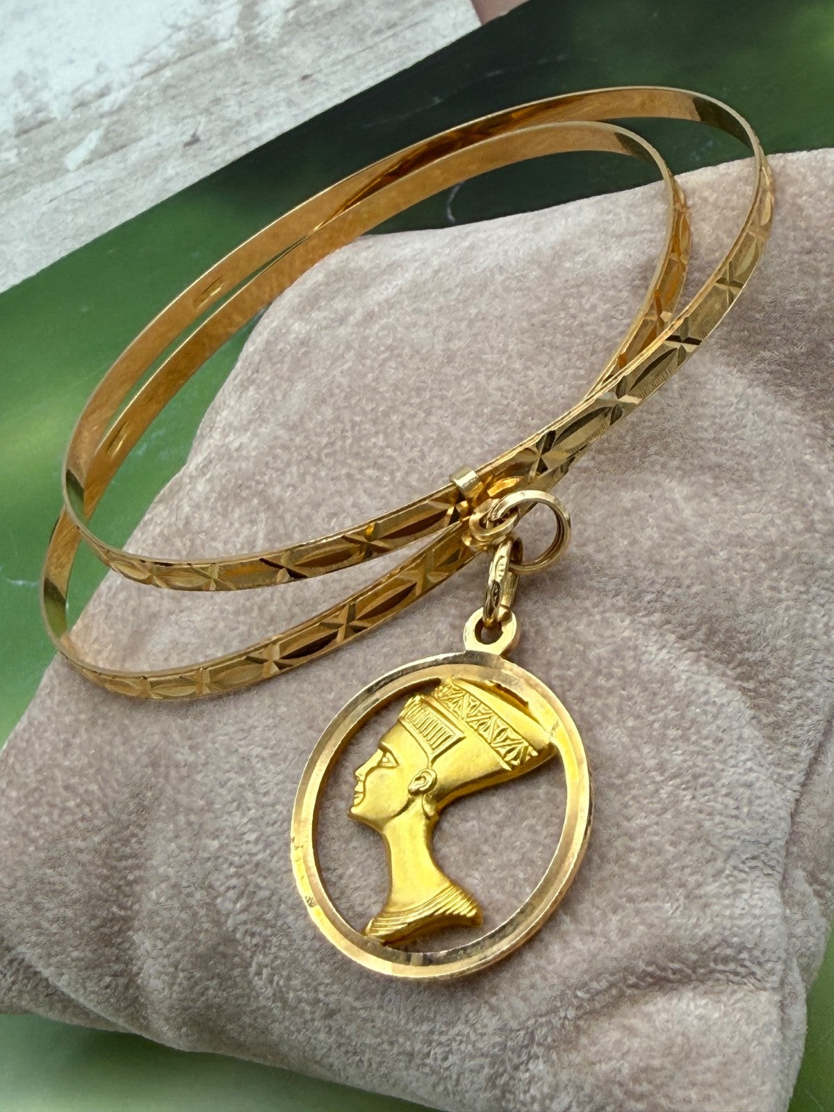 Bracciale a due cerchi in oro giallo 18 kt con ciondolo Nefertiti, anni '60 – foto 15