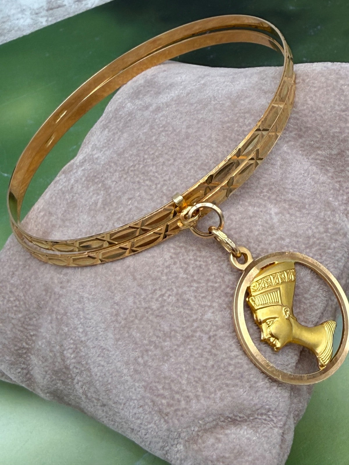 Bracciale a due cerchi in oro giallo 18 kt con ciondolo Nefertiti, anni '60 – foto 16
