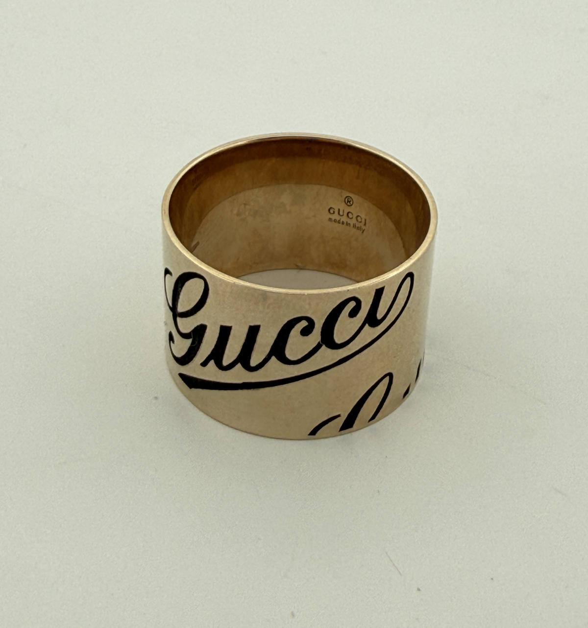 Anello Gucci Icon Prints a fascia larga in oro giallo 18 kt – foto 9