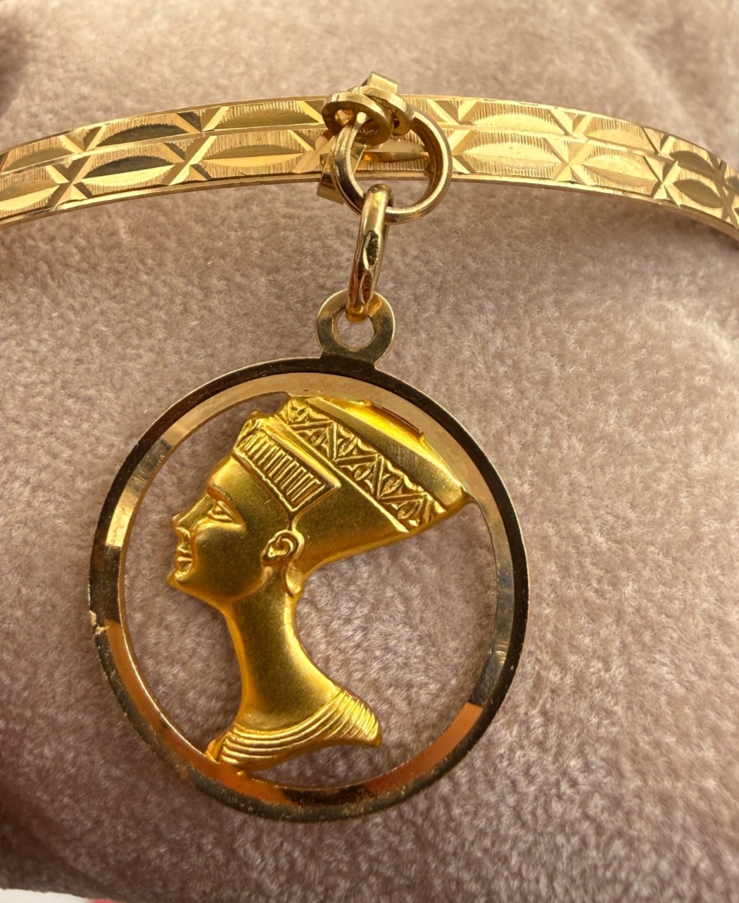 Bracciale a due cerchi in oro giallo 18 kt con ciondolo Nefertiti, anni '60 – foto 5