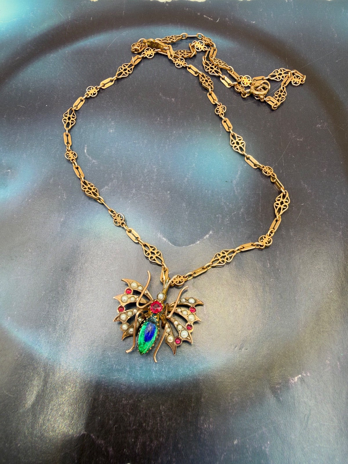 Collana antica in oro 6/7 kt con pendente a farfalla, perle e pietre rosse – foto 7
