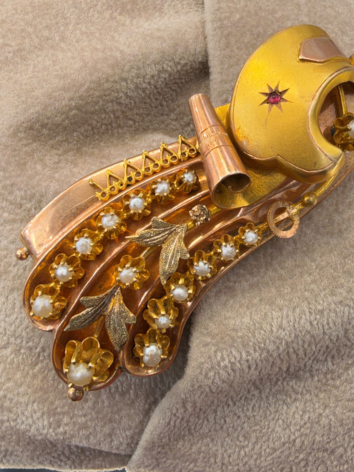 Spilla borbonica in oro 6/7 kt con volute, foglie e microperle, fine '800 – foto 6