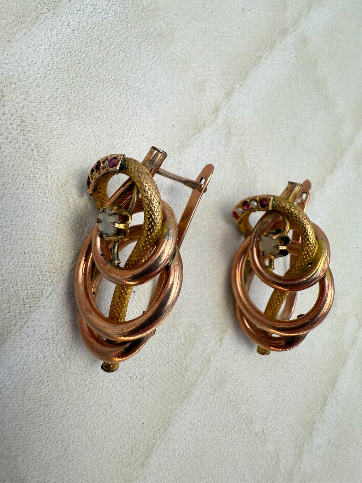 Orecchini antichi in oro 6/7 kt con paste vitree rosse e microperle, '900 – foto 13