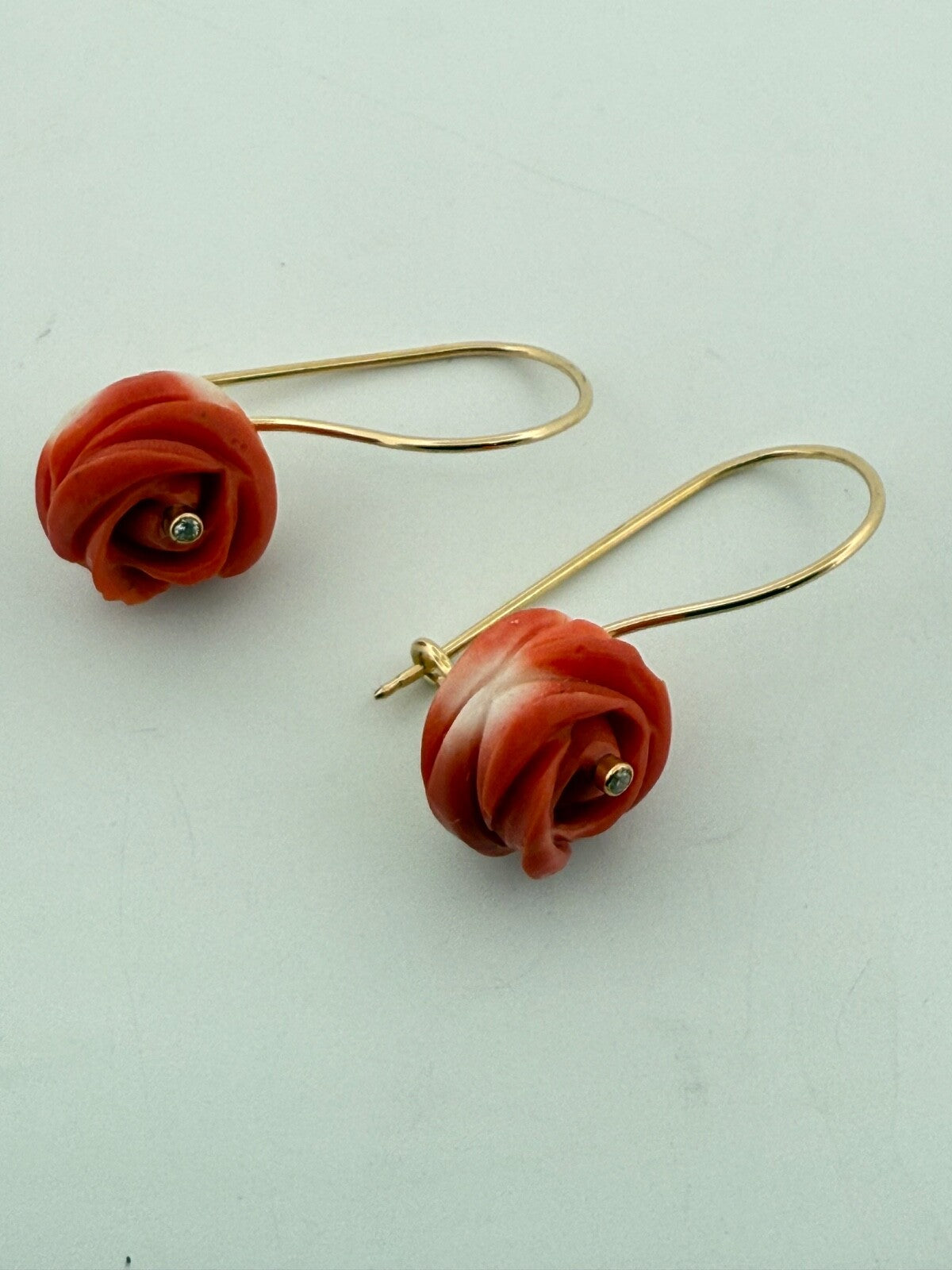 Orecchini a rosa in corallo cerasuolo con brillanti, oro 18 kt – foto 2