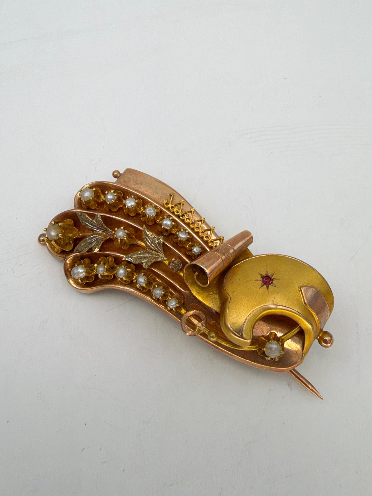 Spilla borbonica in oro 6/7 kt con volute, foglie e microperle, fine '800 – foto 3