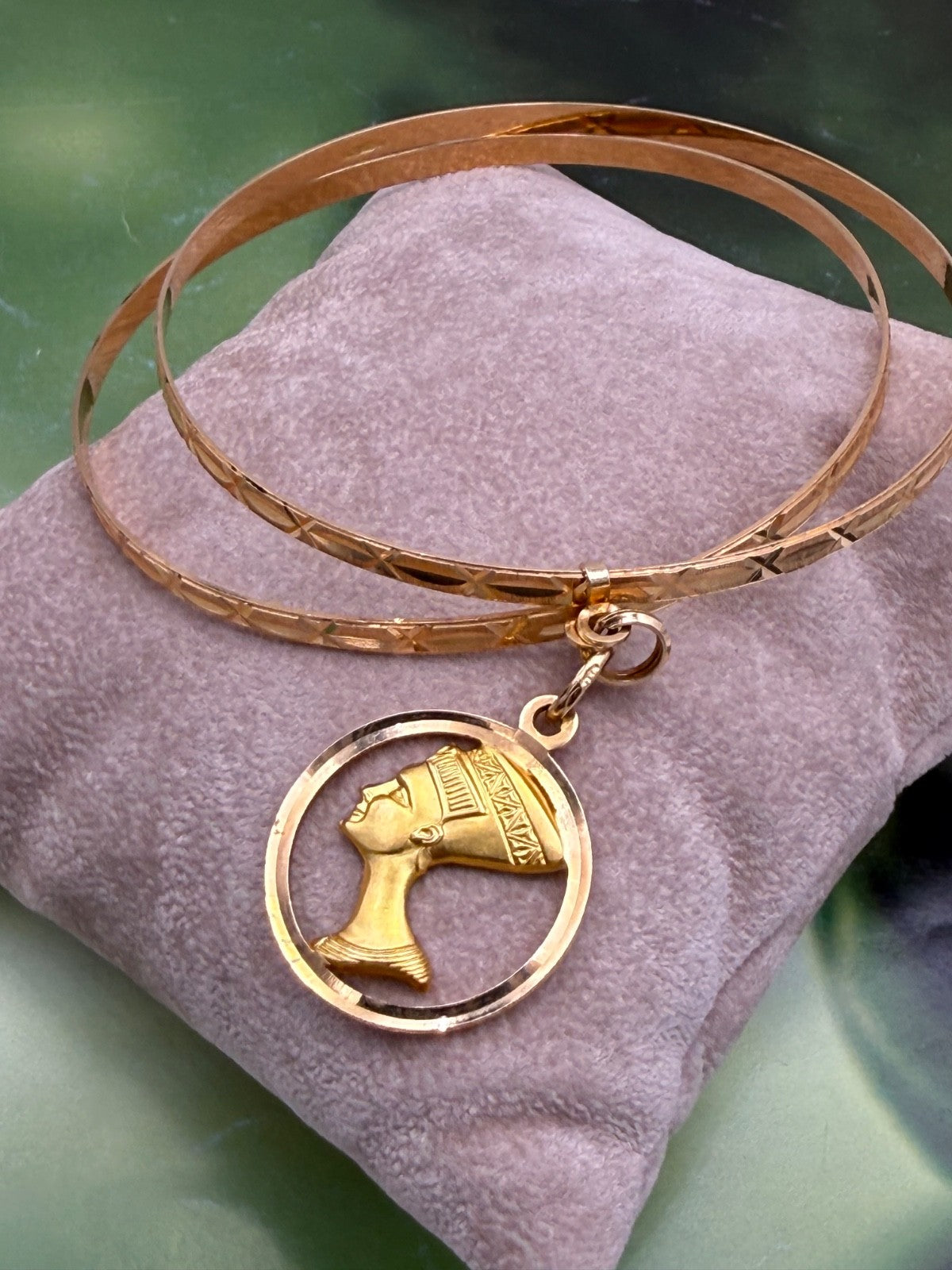 Bracciale a due cerchi in oro giallo 18 kt con ciondolo Nefertiti, anni '60 – foto 14