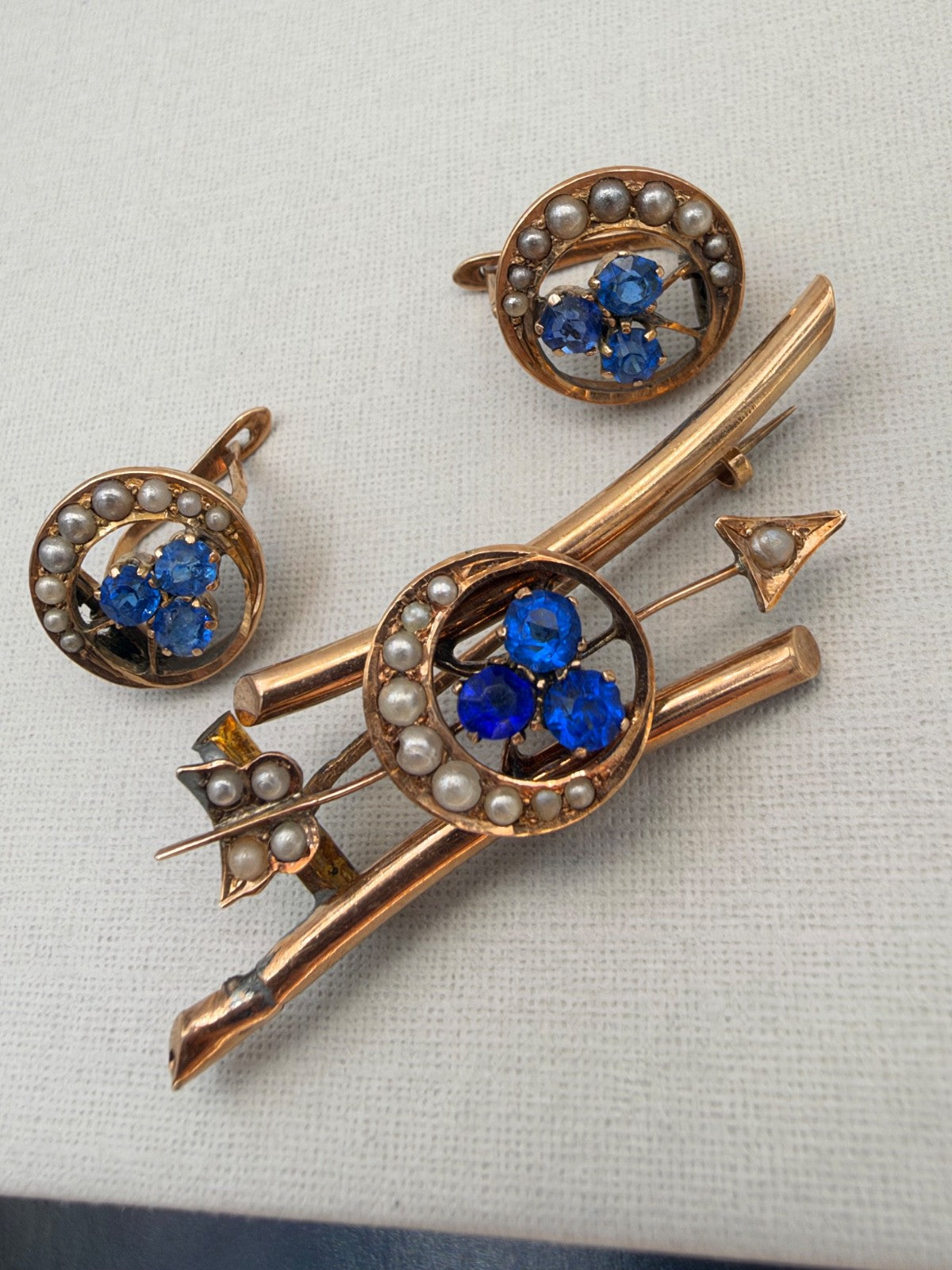 Parure antica spilla e orecchini in oro 6/7 kt con paste vitree blu, fine '800 – foto 10