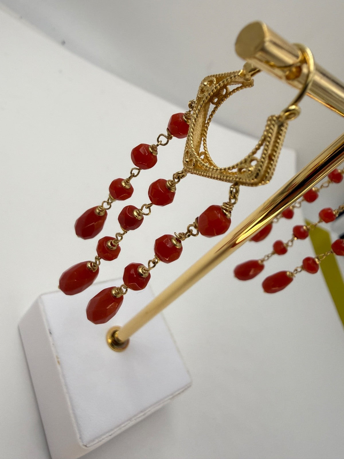 Orecchini pendenti in oro 18 kt con gocce di corallo sfaccettato – foto 7