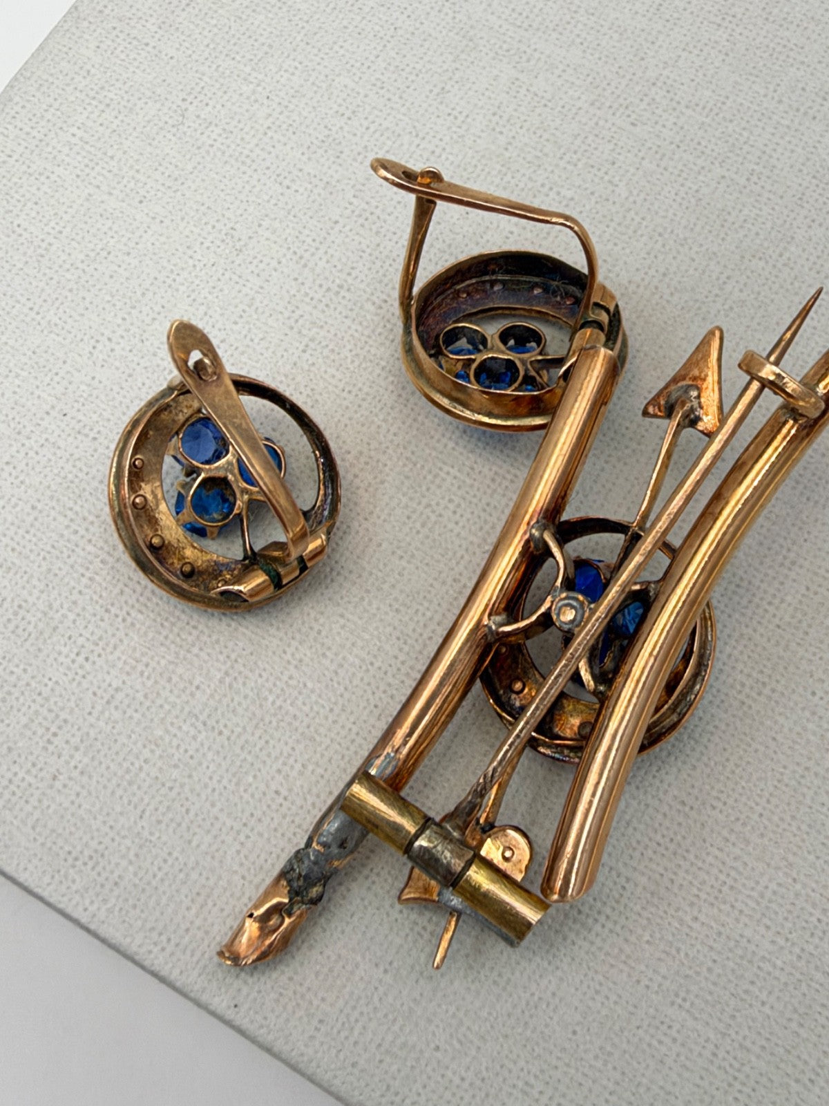 Parure antica spilla e orecchini in oro 6/7 kt con paste vitree blu, fine '800 – foto 4