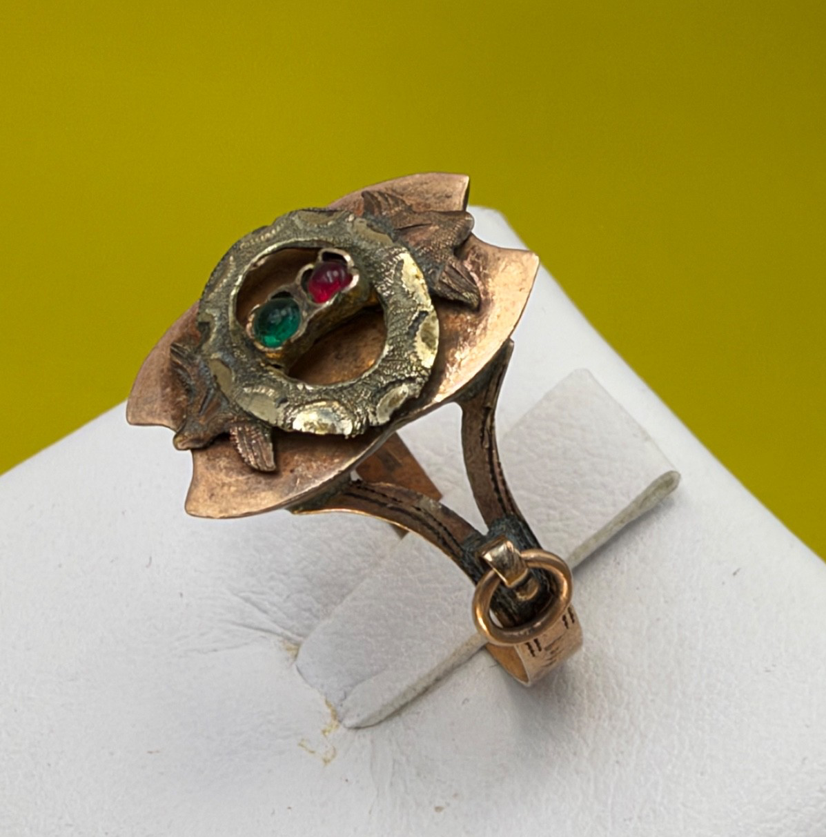 Anello borbonico in oro 6/7 kt con paste vitree verde e rossa, fine '800 – foto 5