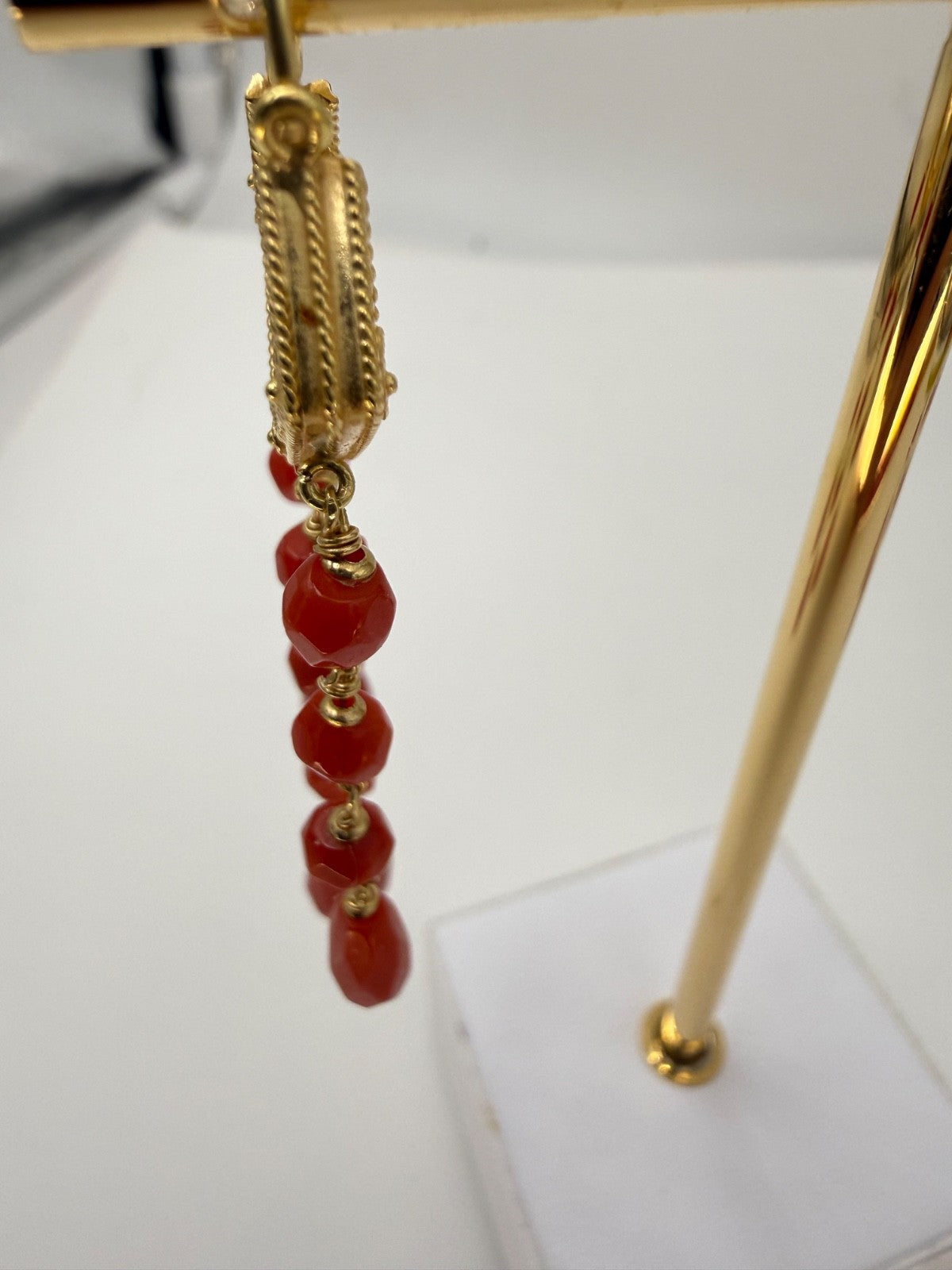Orecchini pendenti in oro 18 kt con gocce di corallo sfaccettato – foto 3