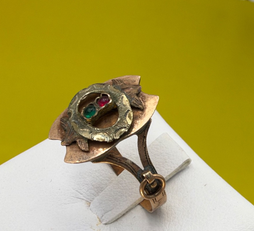Anello borbonico in oro 6/7 kt con paste vitree verde e rossa, fine '800 – foto 4