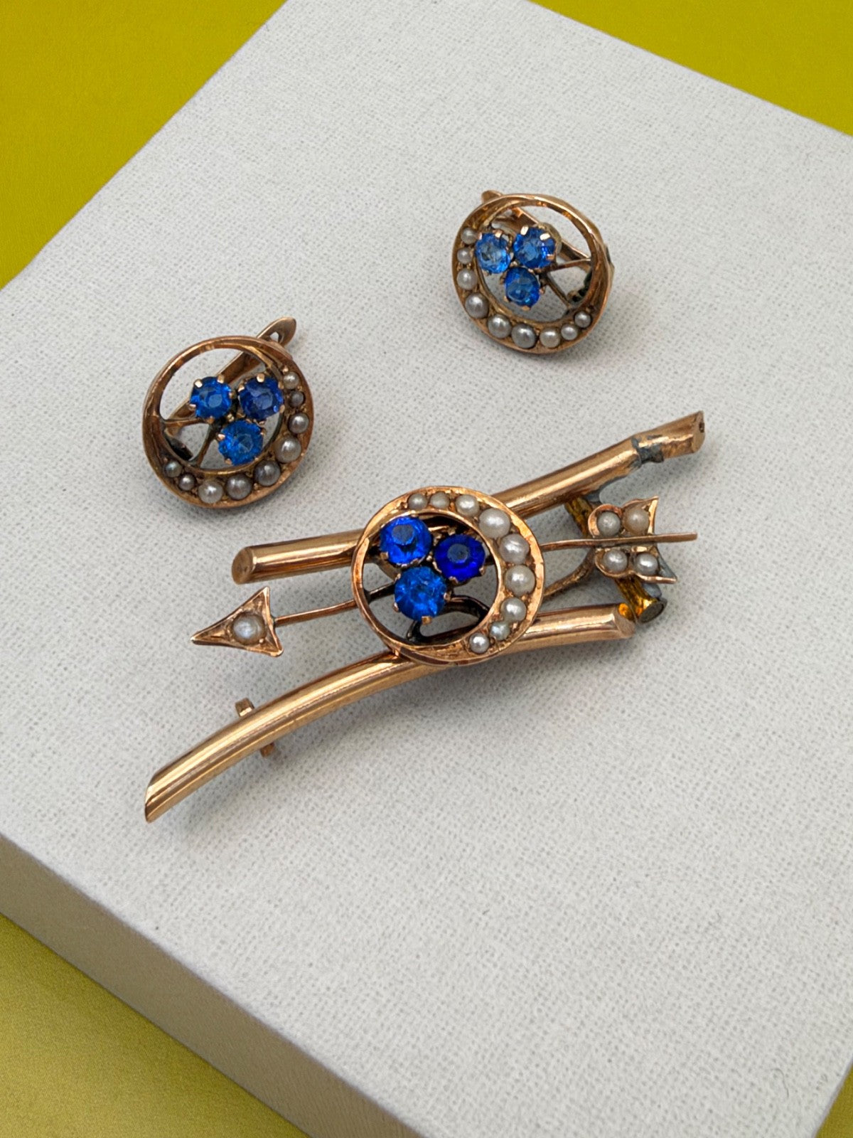 Parure antica spilla e orecchini in oro 6/7 kt con paste vitree blu, fine '800