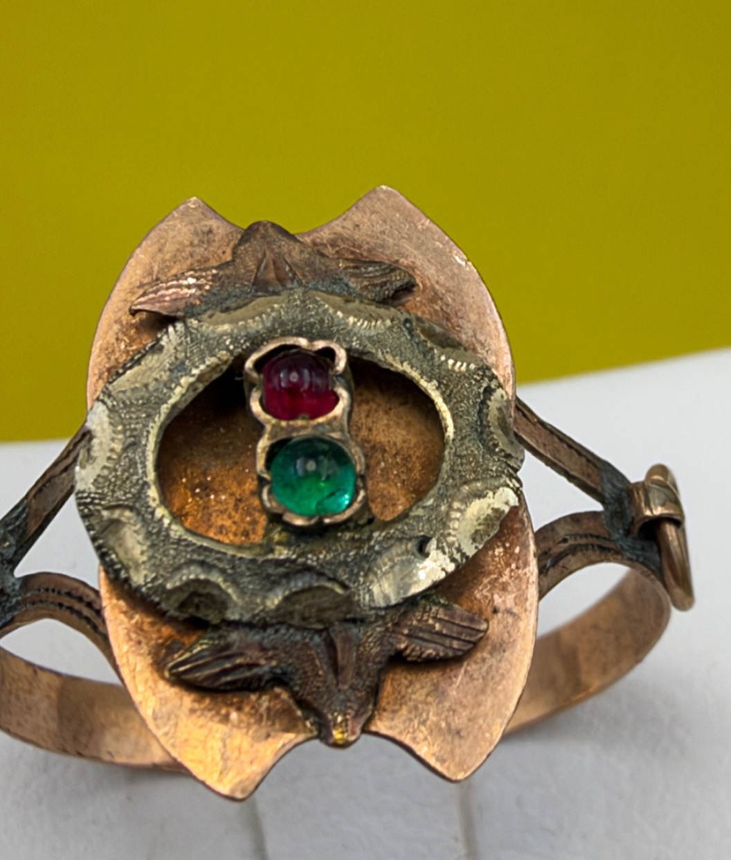 Anello borbonico in oro 6/7 kt con paste vitree verde e rossa, fine '800 – foto 2