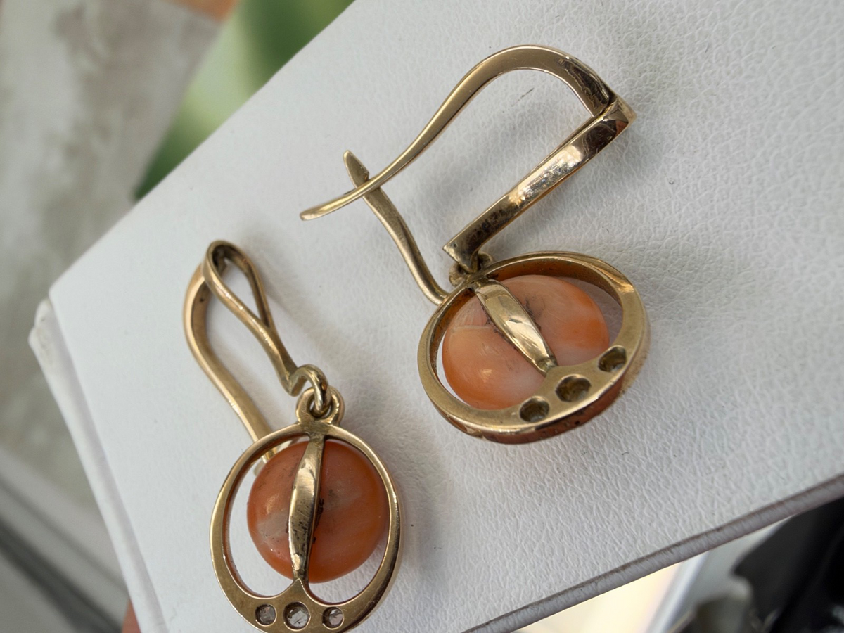 Orecchini antichi in oro rosso 6/7 kt con corallo rosato e diamanti, fine '800 – foto 3