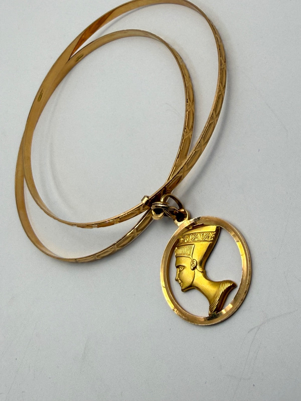 Bracciale a due cerchi in oro giallo 18 kt con ciondolo Nefertiti, anni '60 – foto 12