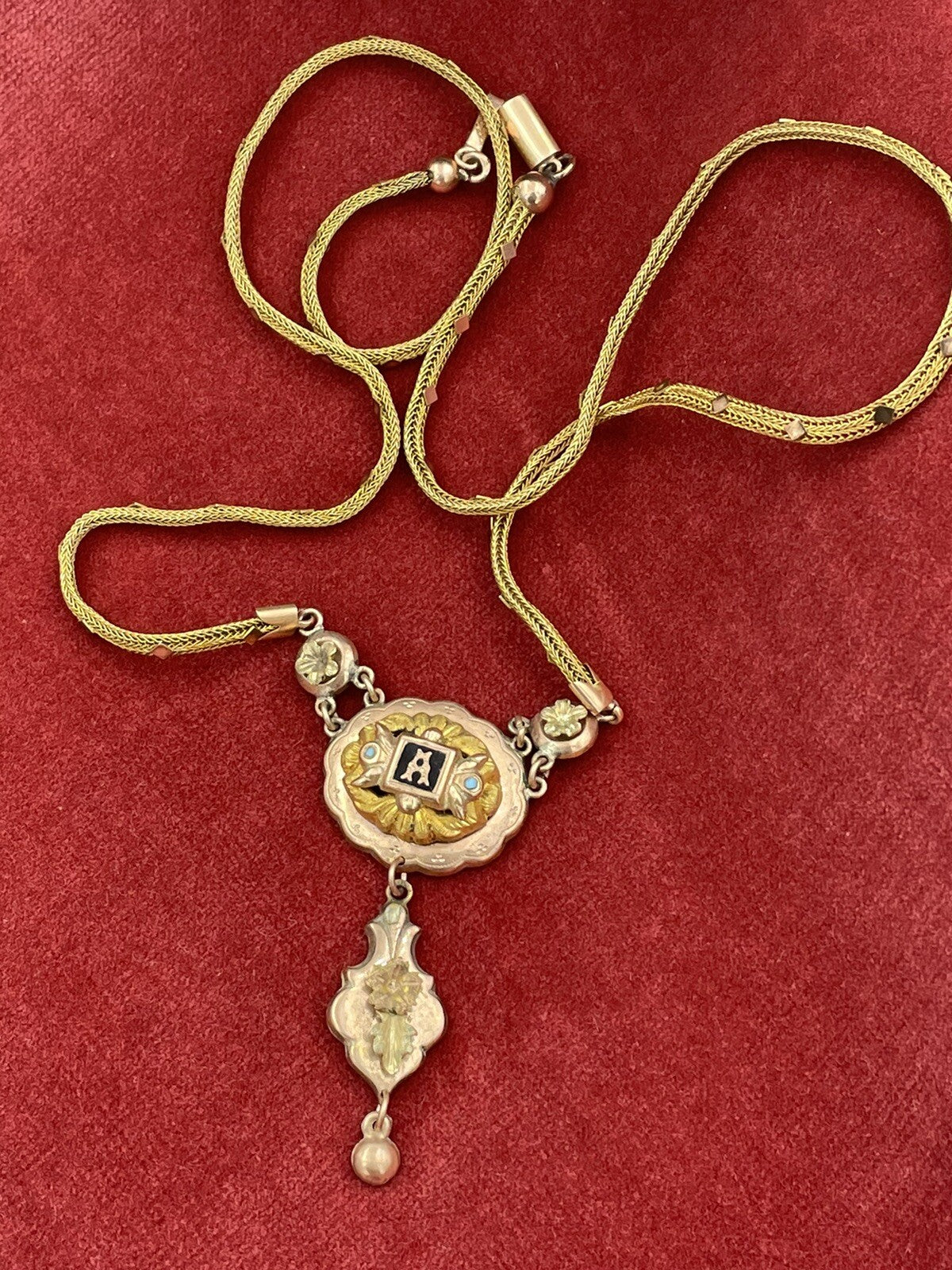 Collana antica in oro 6/7 kt con centrale smaltato Amor, fine '800