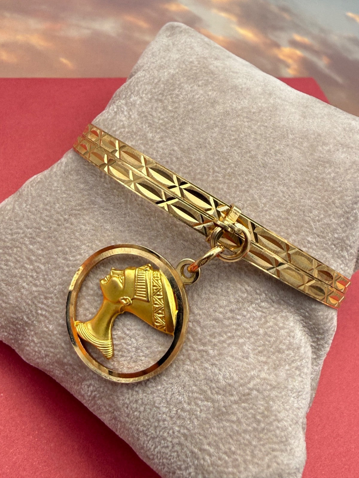 Bracciale a due cerchi in oro giallo 18 kt con ciondolo Nefertiti, anni '60