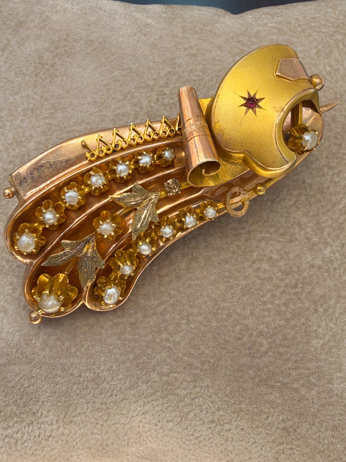 Spilla borbonica in oro 6/7 kt con volute, foglie e microperle, fine '800 – foto 10